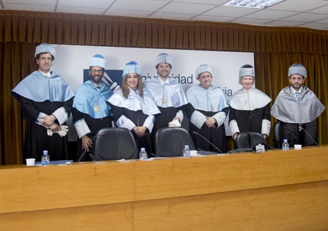Ana del Valle junto a los miembros del tribunal y su director de tesis, el doctor Álvaro Abellán.